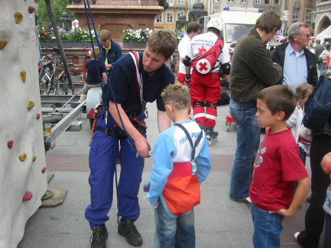Marcel und Patrick an der kletter Wand